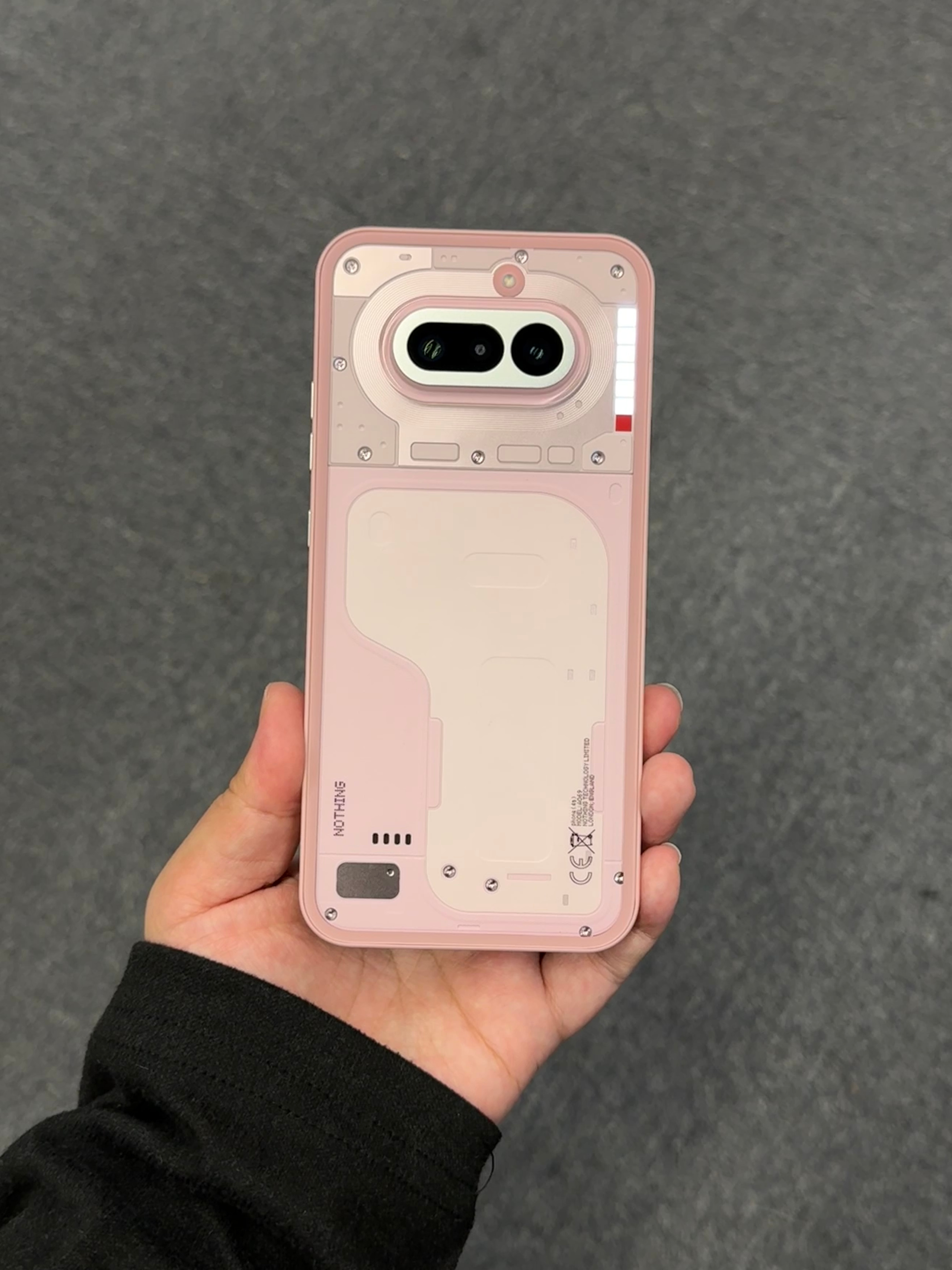 来看看Nothing Phone (4a)/Pro整体延续之前的透明背板+灯条设