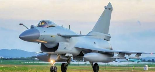 3月25日，中部战区飞行员史录权开着歼-10C巡逻时，竟然在自家大门口，被外机火