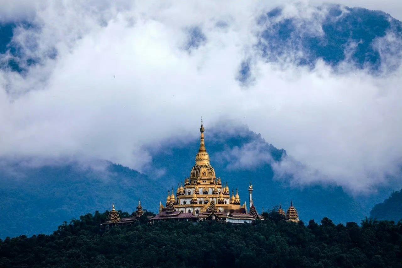 芒市，中国滇西南的边陲的小城，远没有大理丽江的人山人海，却比西双版纳更具有东南亚