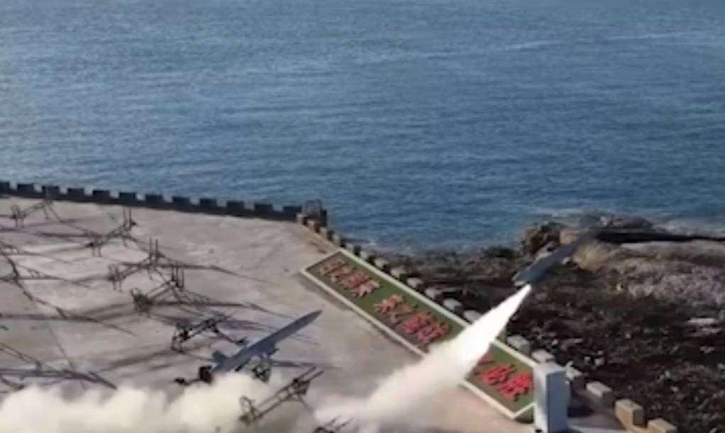 渤海海域，海军训练部队完成新一代末端防空反导装备定型测试，整场演练的指挥操作台画