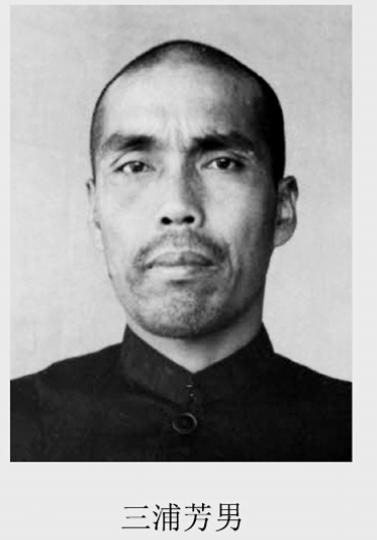 1942年，几名日军在杀害一位我国农民时，他们为了找点乐子，便把湿毛巾盖在了农民