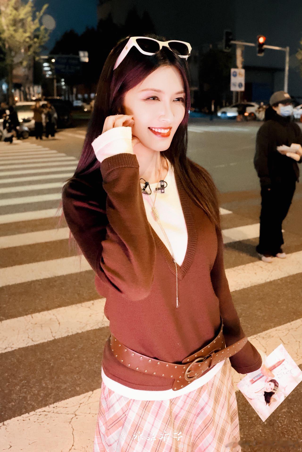 徐洁儿老来得粉 谁能想到深耕内娱20年的徐洁儿，才迎来人生第一次注水旗应援。年过