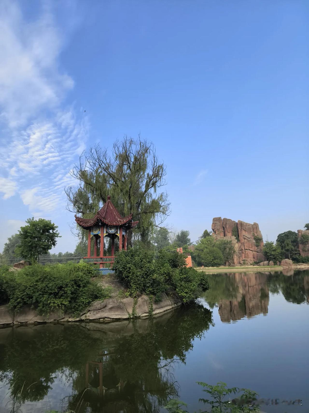 关于境界，王国维先生说，“有有我之境，有无我之境”。

“泪眼问花花不语，乱红飞