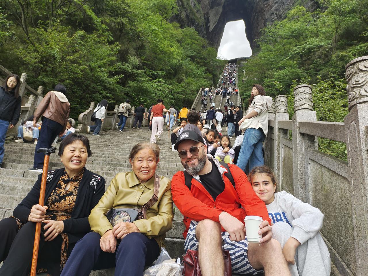分享一张你近期旅游的照片我妈妈75岁挑战张家界天门山999级石阶，老外都直竖大姆