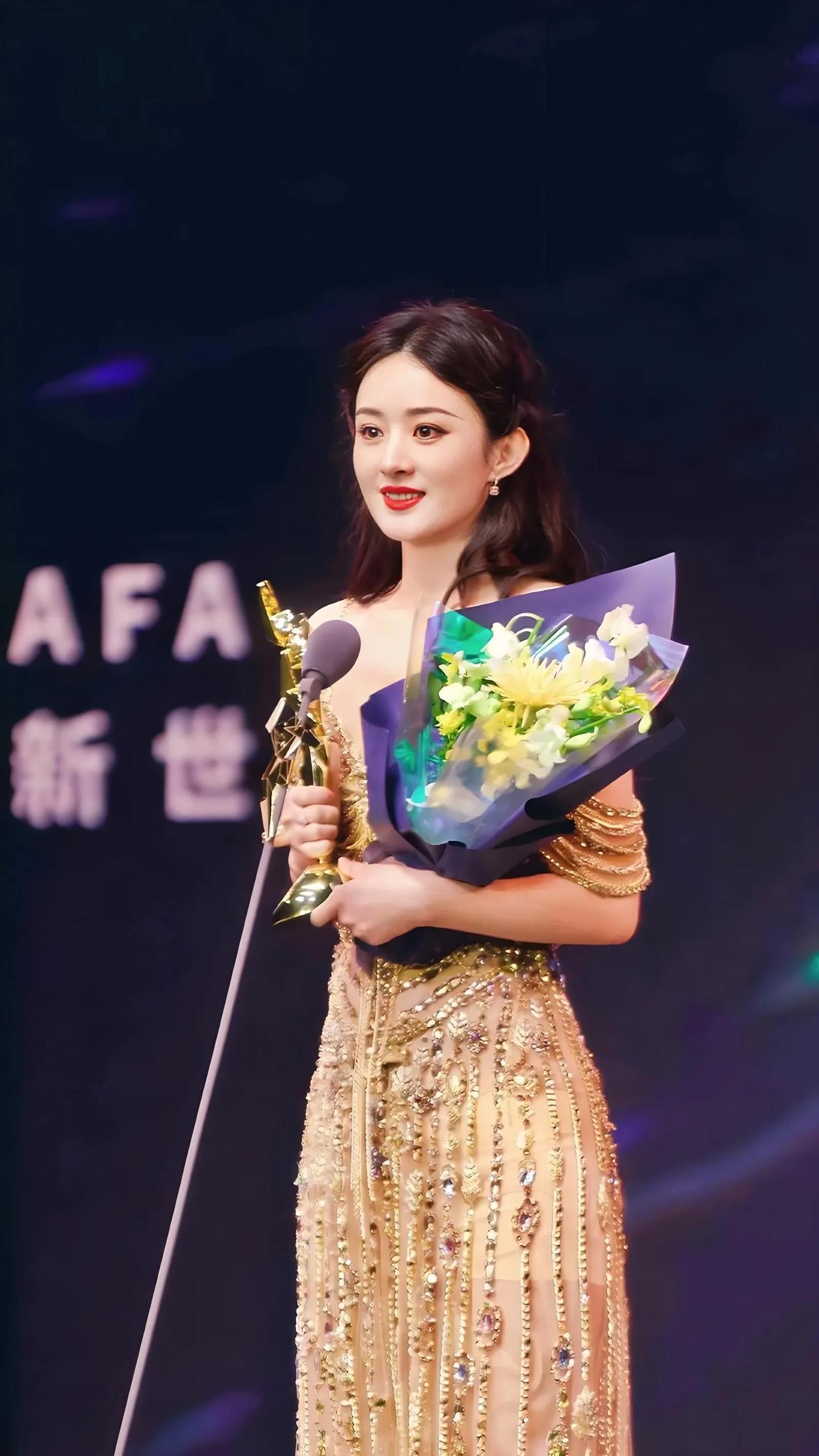 赵丽颖：从草根到顶流的励志传奇
 
赵丽颖，绝对是娱乐圈的励志典范！出身平凡的她