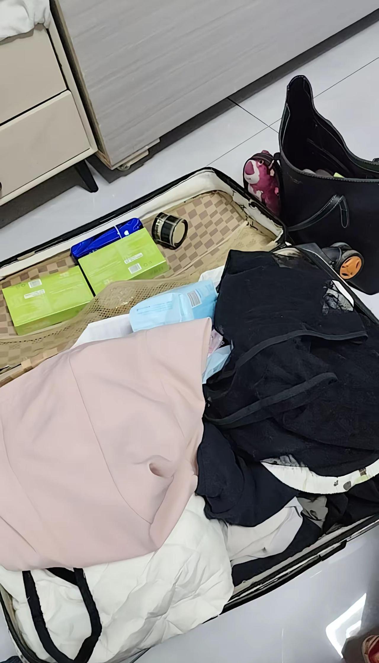 在婚姻里不管头婚还是二婚，一吵架，媳妇就是外人，儿子护着爸妈，爸妈护着儿子。媳妇