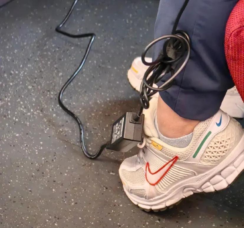 每次看到电脑这种大疙瘩的充电器就想吐槽
就不能做成正常C口吗，又不是游戏本功率不