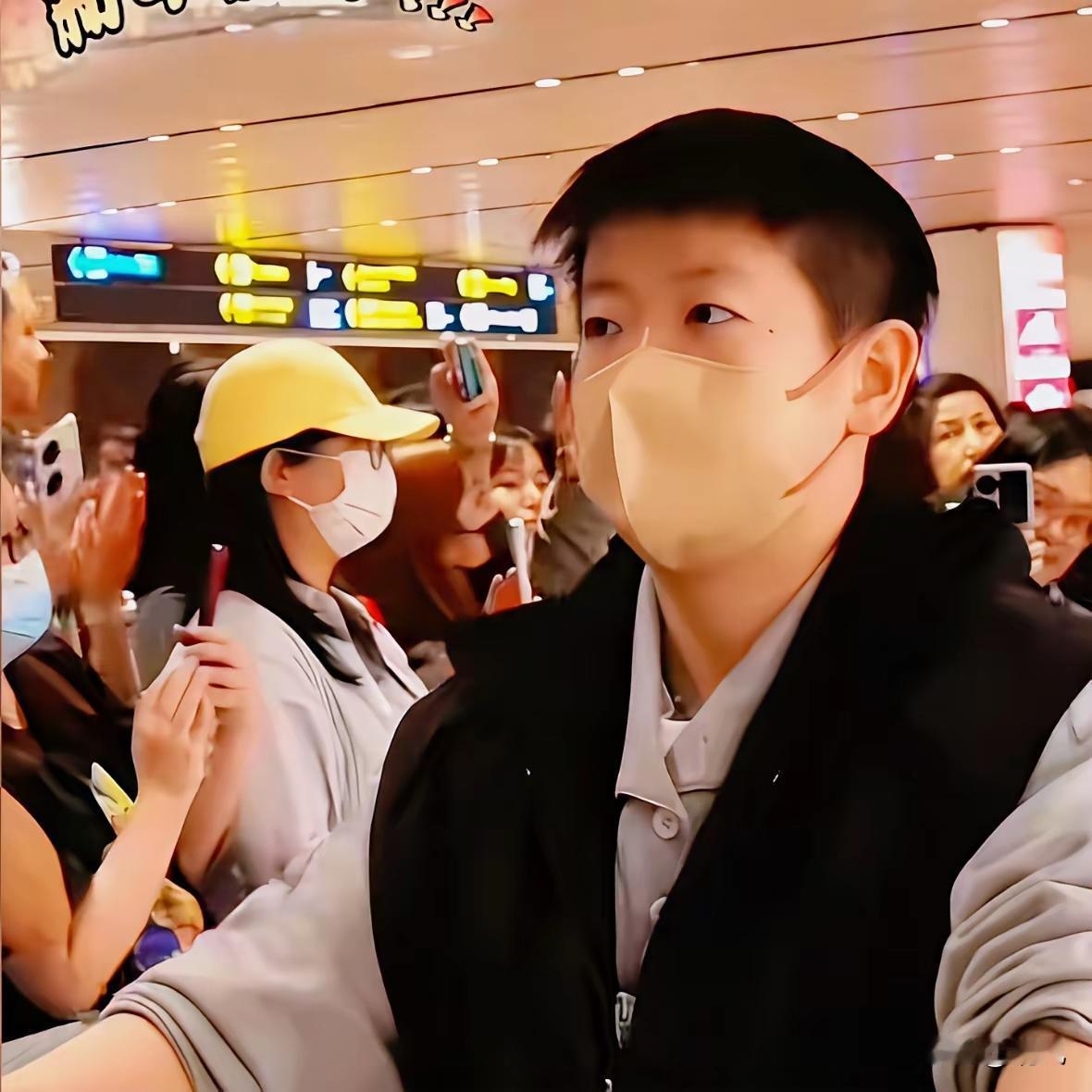 新加坡迎来了莎莎
后边跟着个佳佳
她们俩个
都是盛开的鲜花！

一朵是莎莎
一朵