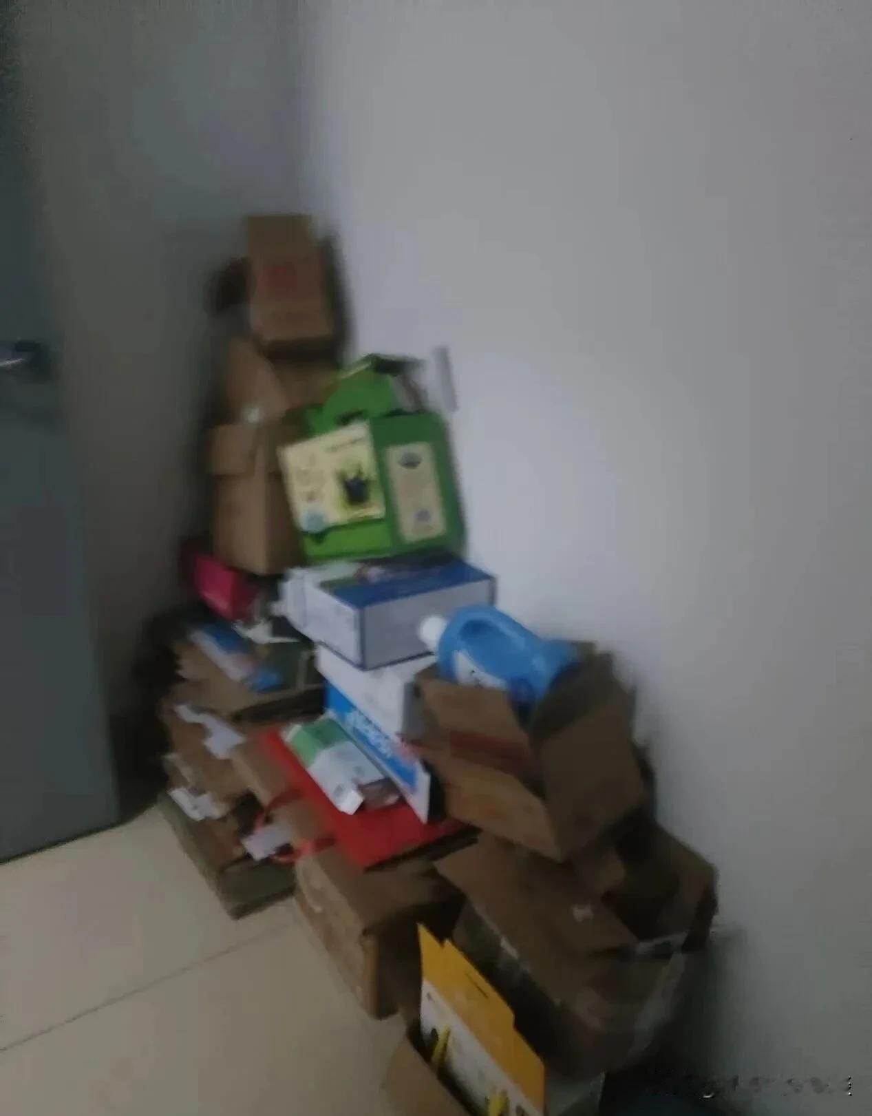 这真把楼道当成自家的杂物间了。邻居是一对老人，喜欢捡纸壳子，捡了也不放家里，喜欢