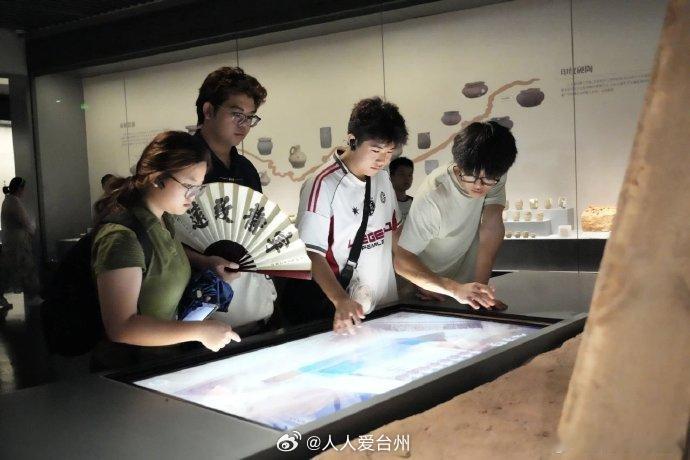 衢州衢江特色文化圈粉外国学子 近日，17位来自马来西亚拉曼技职学院的国际师生跨越
