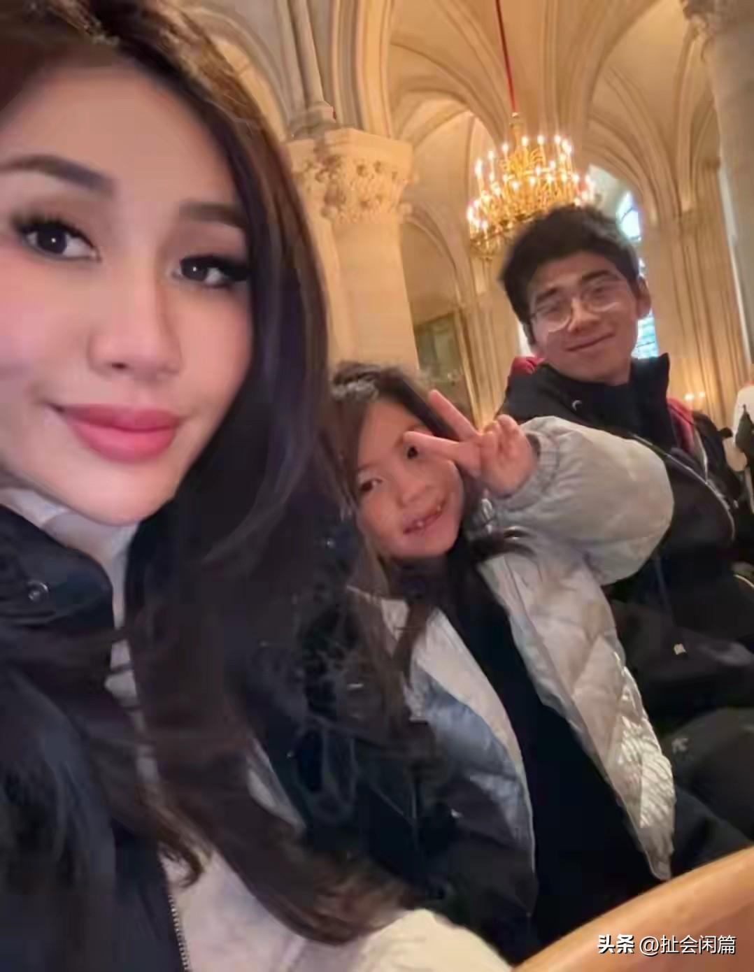 何超盈与辛奇隆的女儿，小小年纪已经举办画展了。参与到了妈妈的事业当中。

何超盈