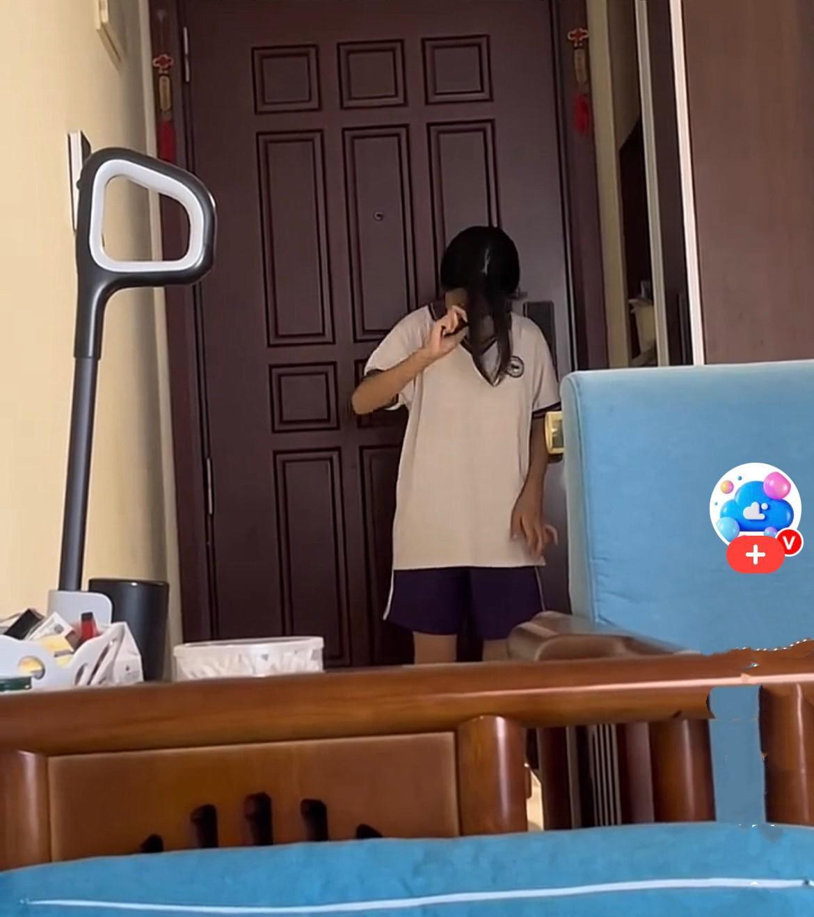突然发现现在的小学生、中学生小姑娘，几乎很少看到干净利落的高马尾辫了，都是清一色