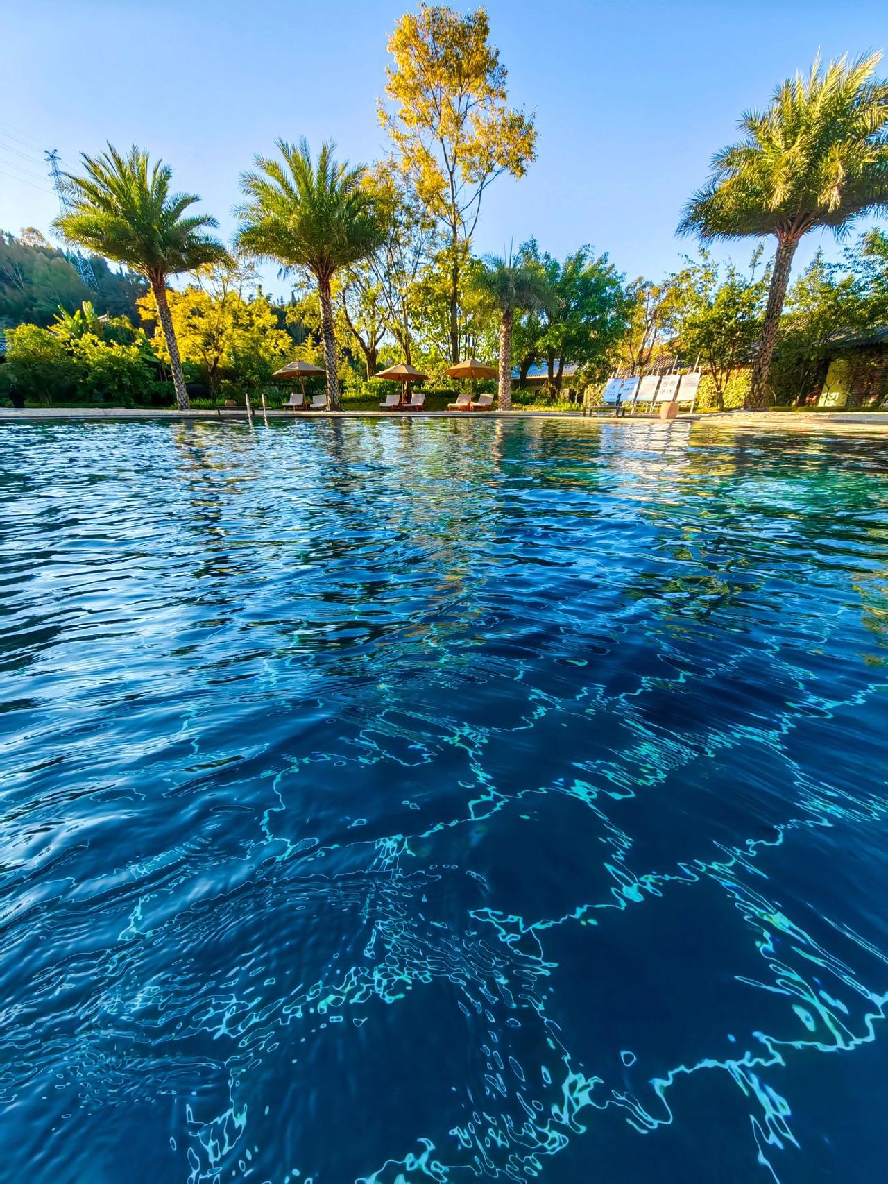 冬天里的夏日泡温泉放松一下心情 露天泳池 享受这悠闲时光