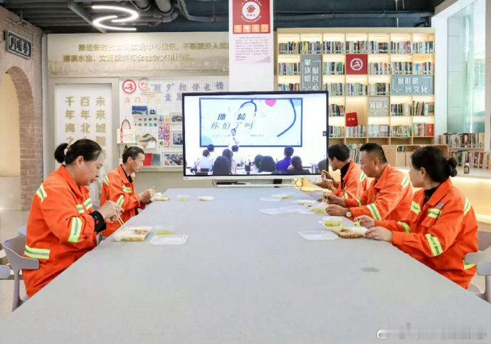 台州椒江免费午餐吃1年爱心午餐续一年，民生关怀见长效。从一顿饭到一份坚守，绘就台
