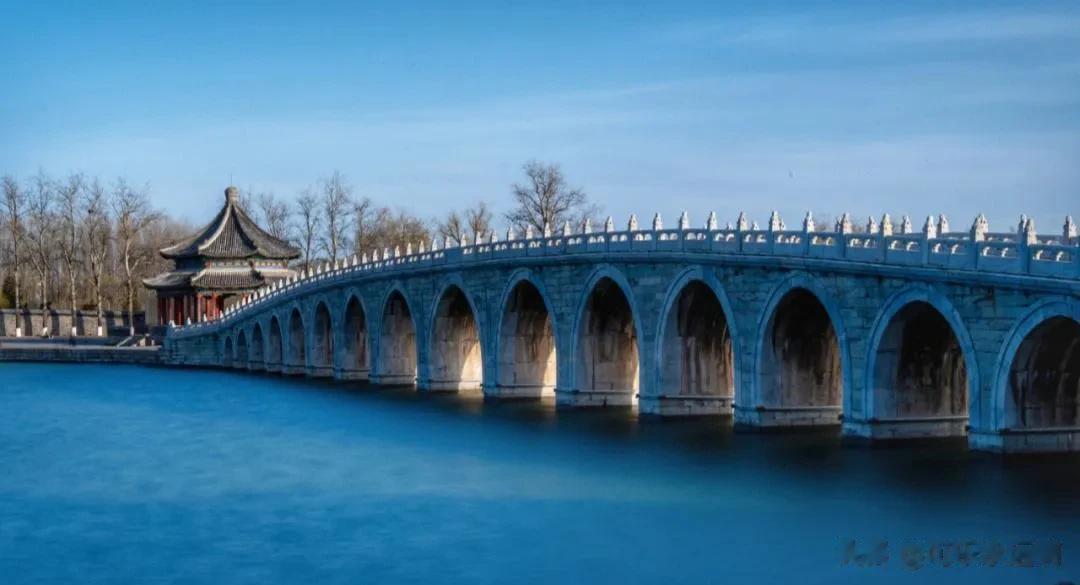  
位于北京颐和园的十七孔桥，是建造于清乾隆年间的一座石桥。是颐和园内最大的石拱