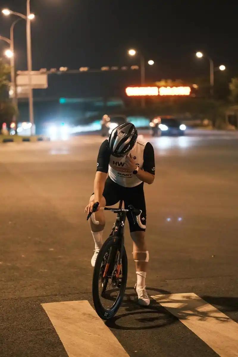 夜间光线差、视线受阻，骑车时潜藏着被忽视、被碰撞的风险。想要提高安全性，关键在于