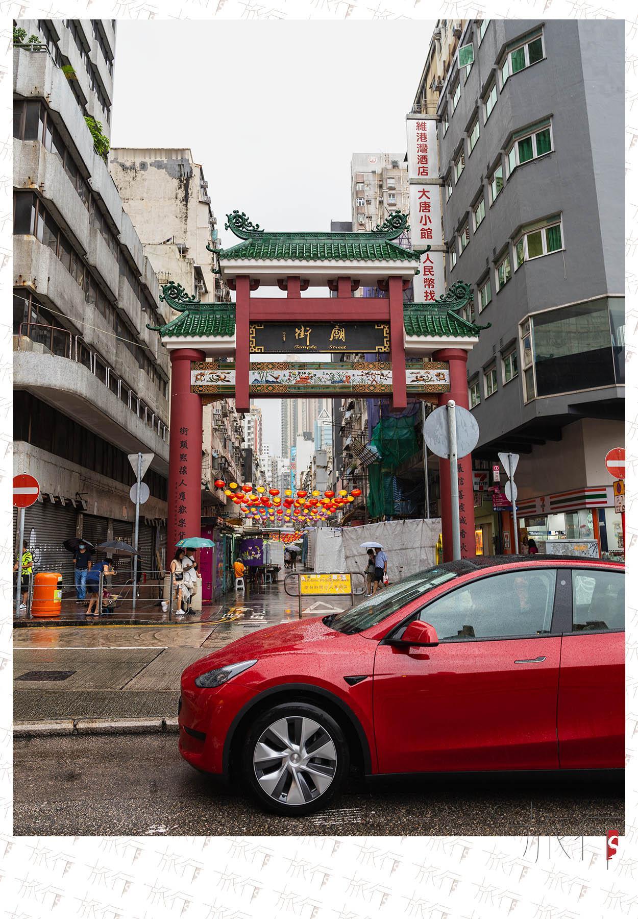 不临海的庙街
香港庙街因油麻地天后庙而得名，庙前有个被数株大榕树覆盖的广场，梅艳