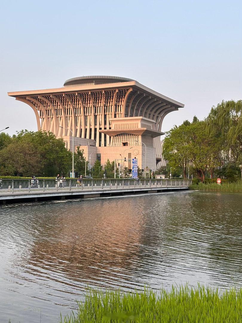 鸟巢附近踩踩共享自行车，环境挺舒服的，唯独就是空气有点干，白白的东西让我脸过敏?