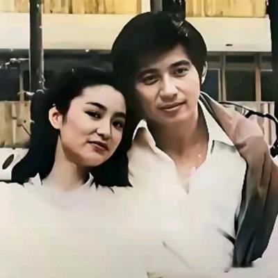 1980年，热恋中的林青霞和秦汉留下了一张不可多得的亲密合影。画面中的林青霞穿着