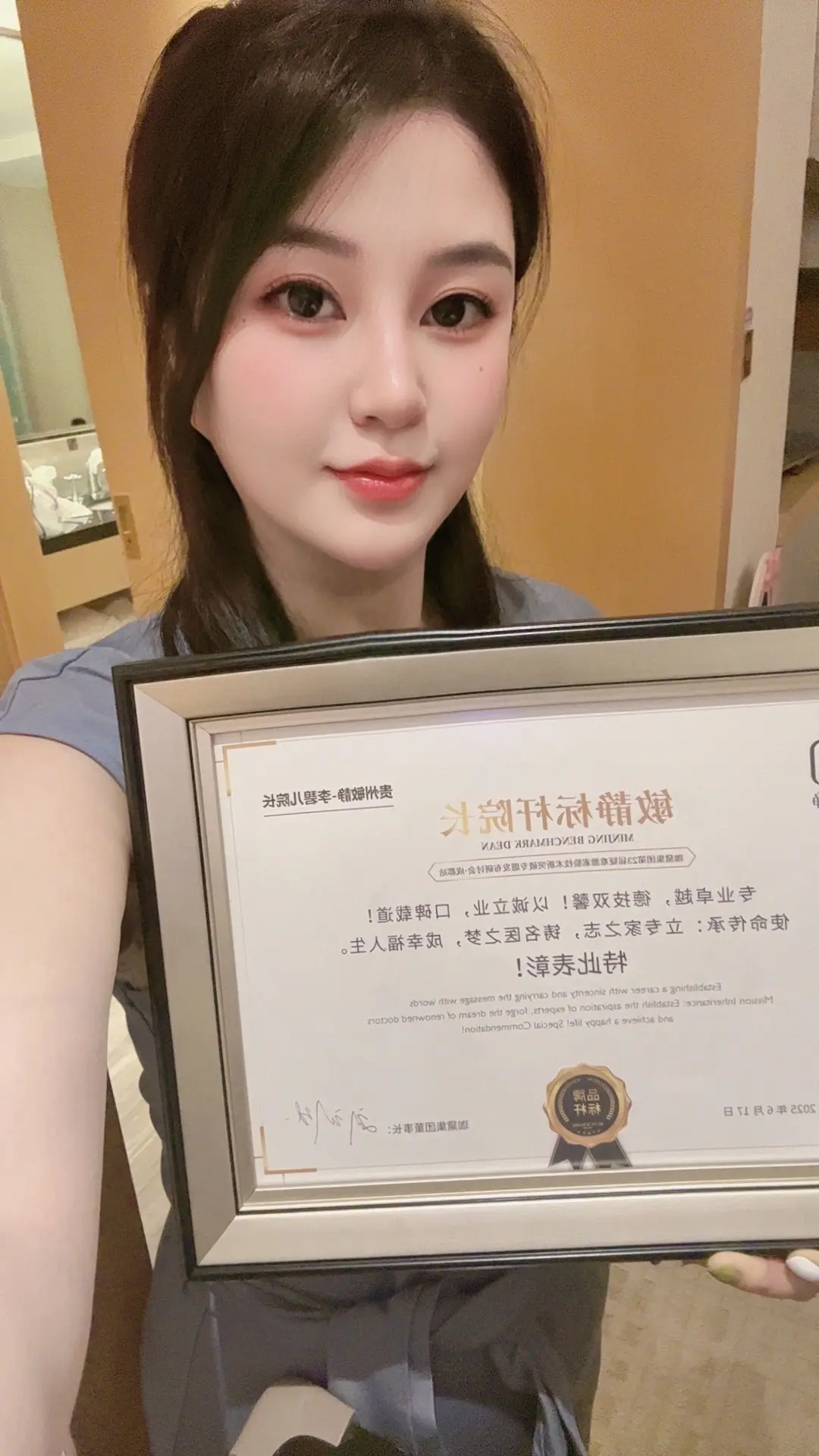 手捧奖品的瞬间，内心的自豪如同涨潮的海水漫过堤岸。所有熬过的夜、攻克的...