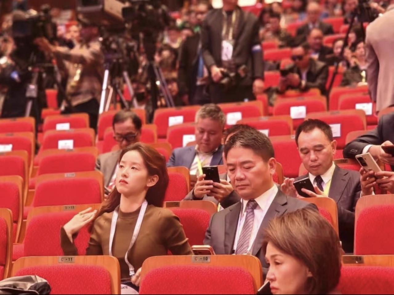 平凡夫妻，人到中年也会出现疲惫感，更何况刘强东和奶茶妹妹之间除了夫妻关系之外，还