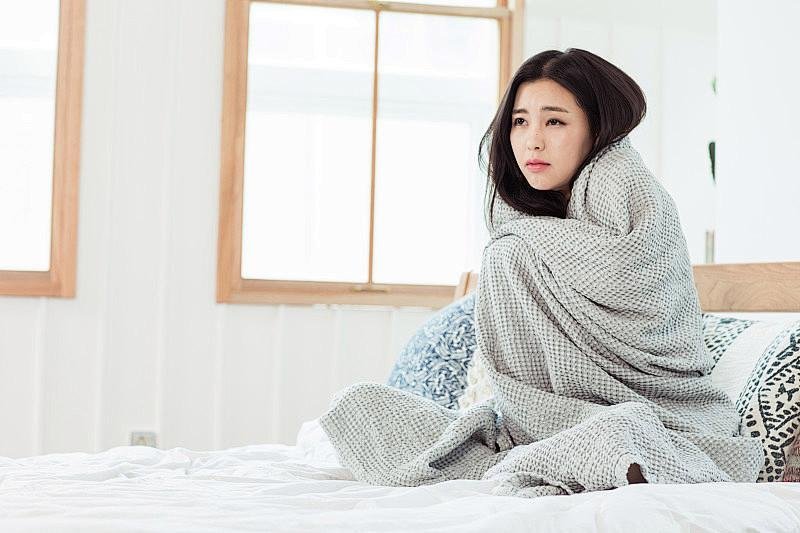气温低于10度建议要穿秋裤 为什么女性更怕冷？因为女性基础代谢率较低，所以在休息
