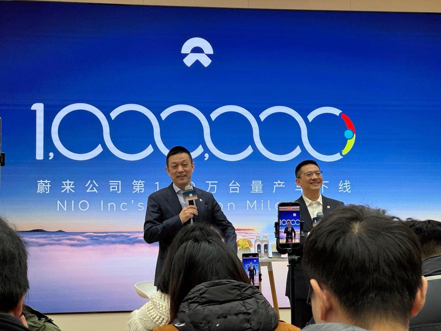 不知道你们有没有发现一个细节，100万台LOGO右边张开手臂的小人，配色是蔚来乐