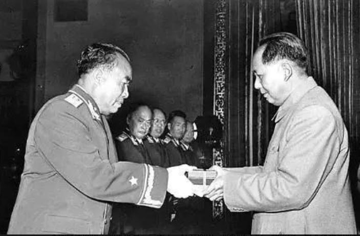 1955年，毛主席为朱老总颁授军衔，朱老总接过元帅命令状时，毛主席调侃：“玉阶兄