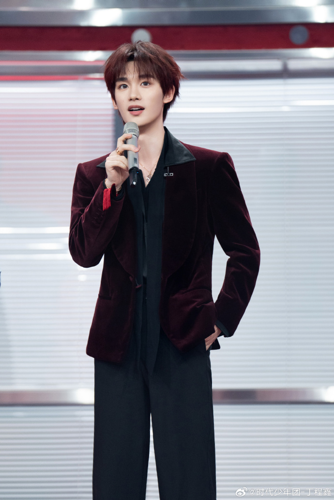 丁程鑫红丝绒西装 丁程鑫红丝绒西装，丁程鑫你好星期六剧照，矜贵帅气又可爱的小丁上