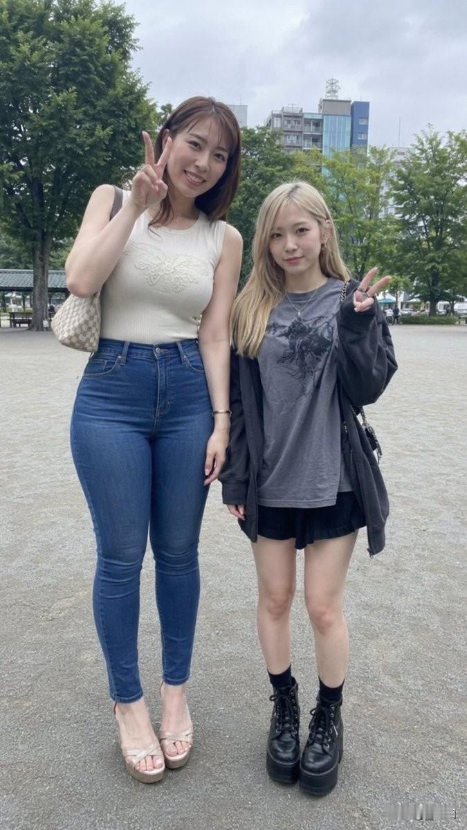 左边少妇，右边少女。
一个成熟韵味，一个青春活力。
如果让你选一个共度余生，你会