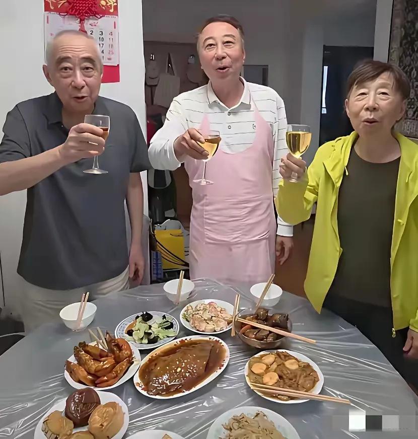 冯巩老师身边的两位老人是他啥亲戚？他们长的好连像，大家有知道的吗？