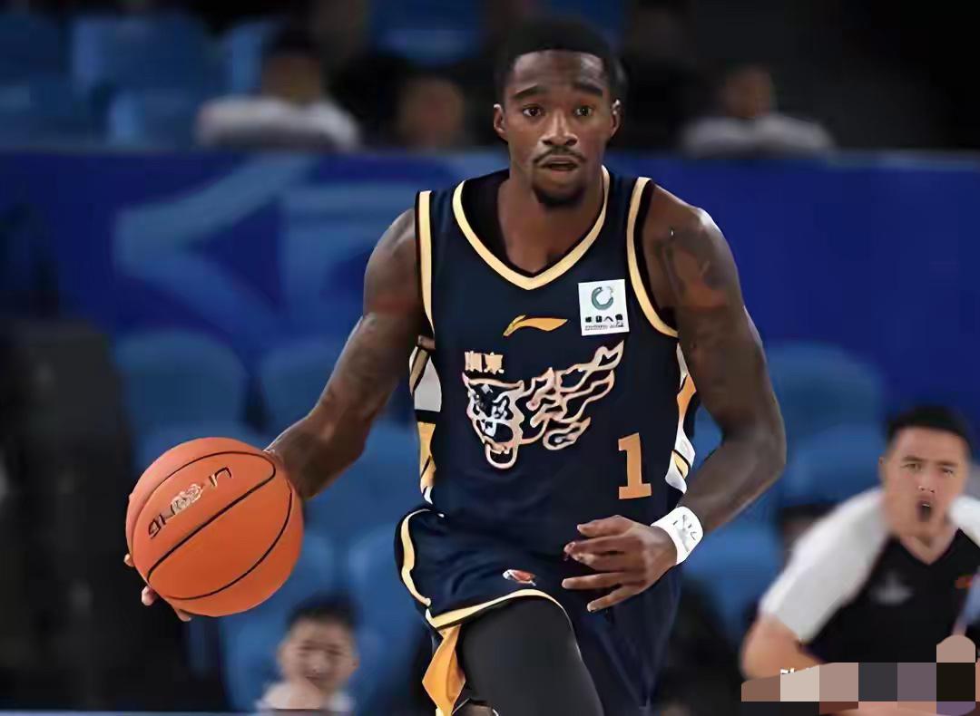 萨姆纳：我要回四川，你们这一大帮人比四川队还难带呀，你们都是骗子，骗子！我好不容