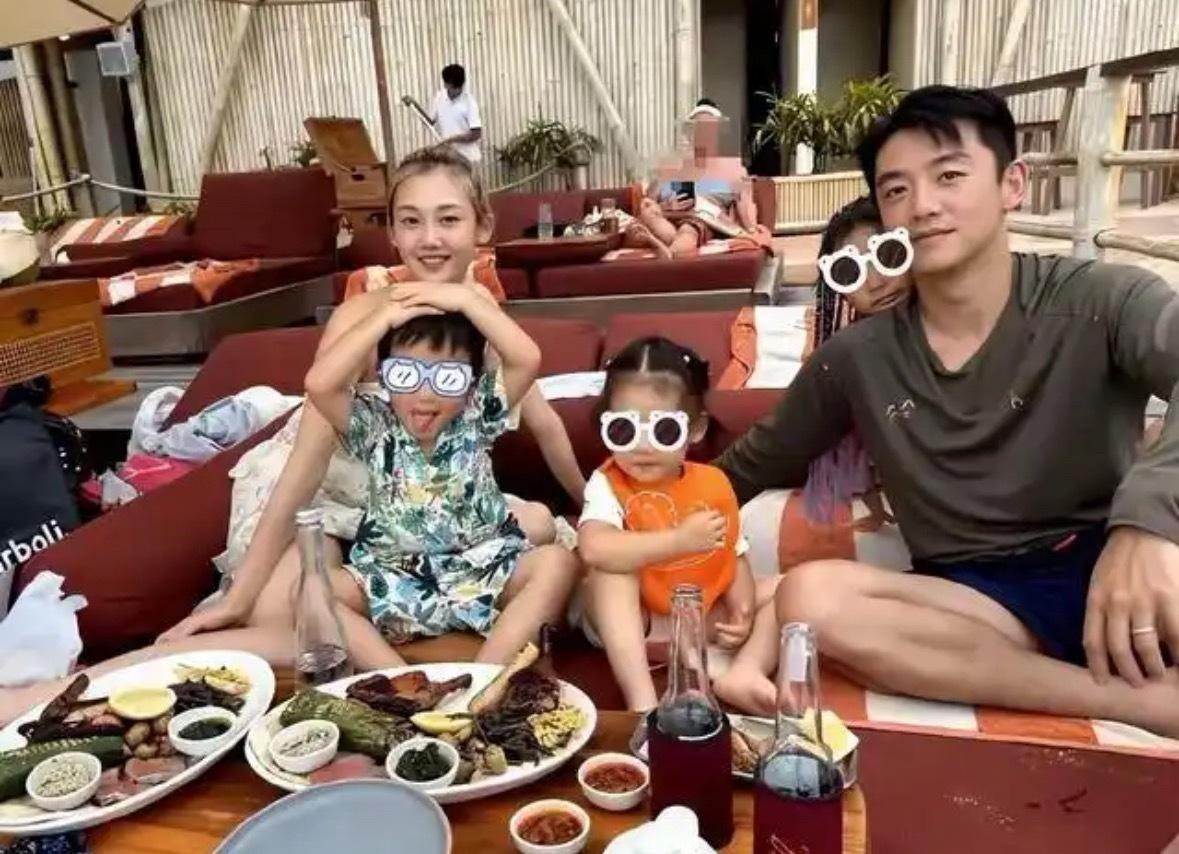 郑恺和苗苗果断放下手头的工作，专程飞往温哥华，租下一栋别墅，只为全心全意陪伴孩子