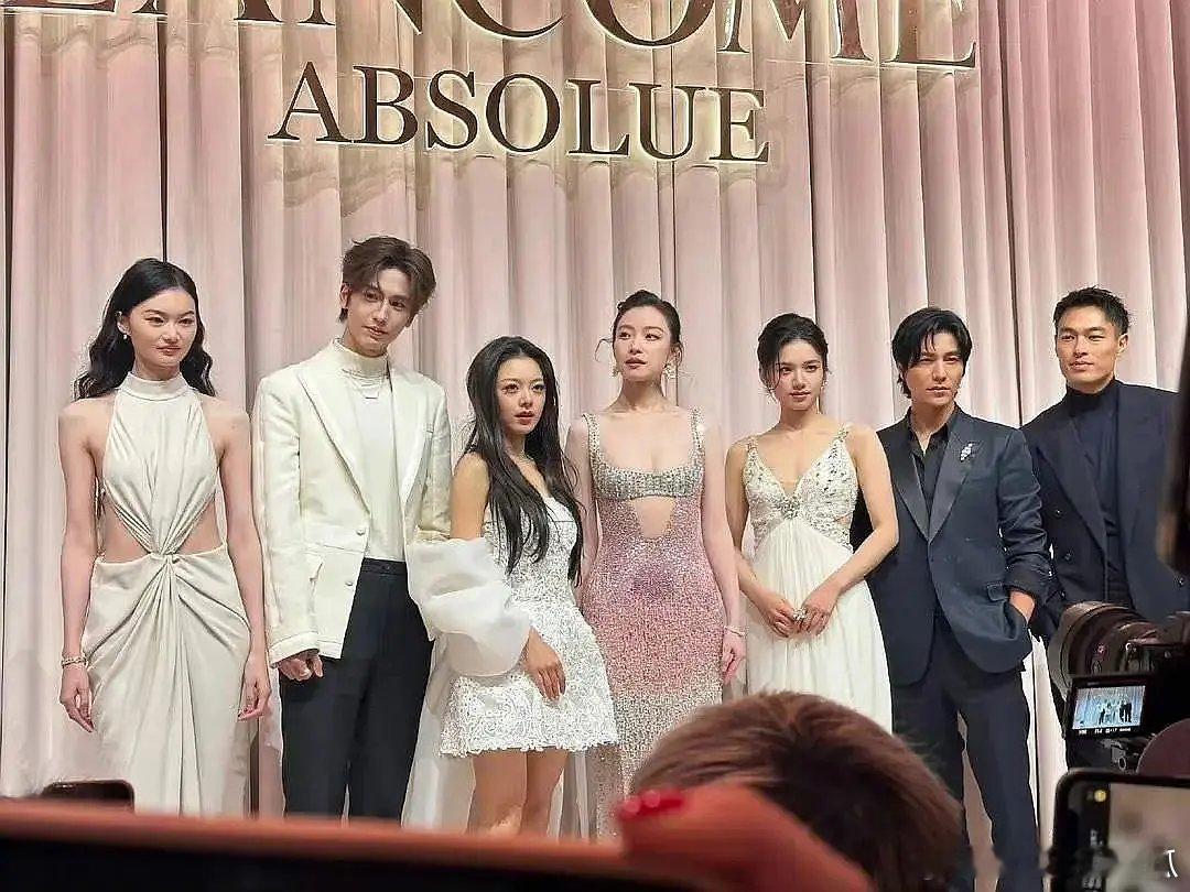 原来赵今麦和张凌赫在那么早之前就认识了，还有过同框照片儿，现在更是要二搭了两人，