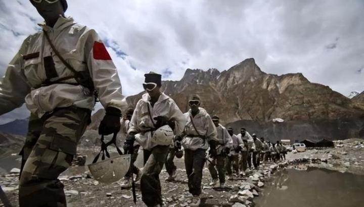 1962年打赢了，为什么要撤出藏南，死守阿克赛钦？
这可以说是新中国军事史上最让