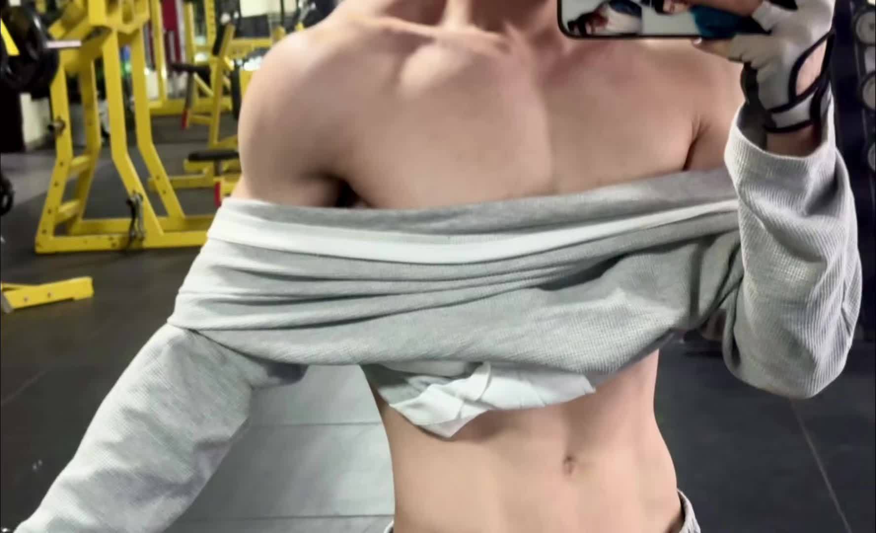 王星越腹肌王星越已经不是我认识的小孩哥了，他现在的腹肌是我想摸的程度[舔屏]，多