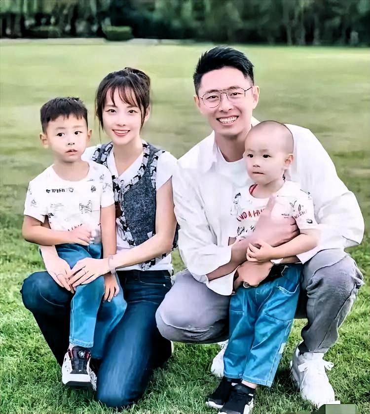 买超父母到底什么眼光？真的太双标了吧！张嘉倪8年生2子都不被认，邵晴一怀孕就备婚