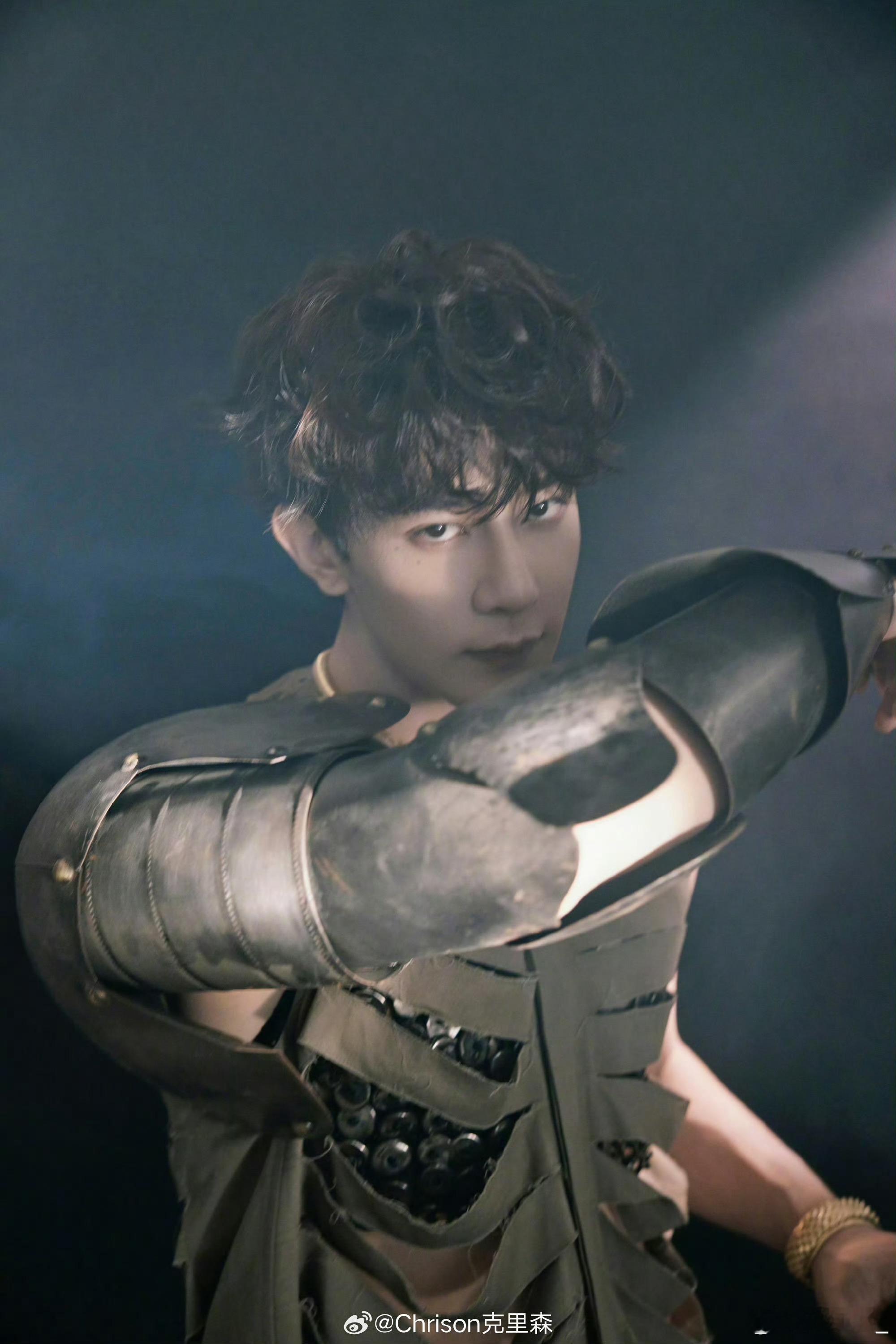 #夏之光铠甲勇士光影大片#夏之光在费加罗盛典上以铠甲造型亮相红毯，卷毛发型与废土