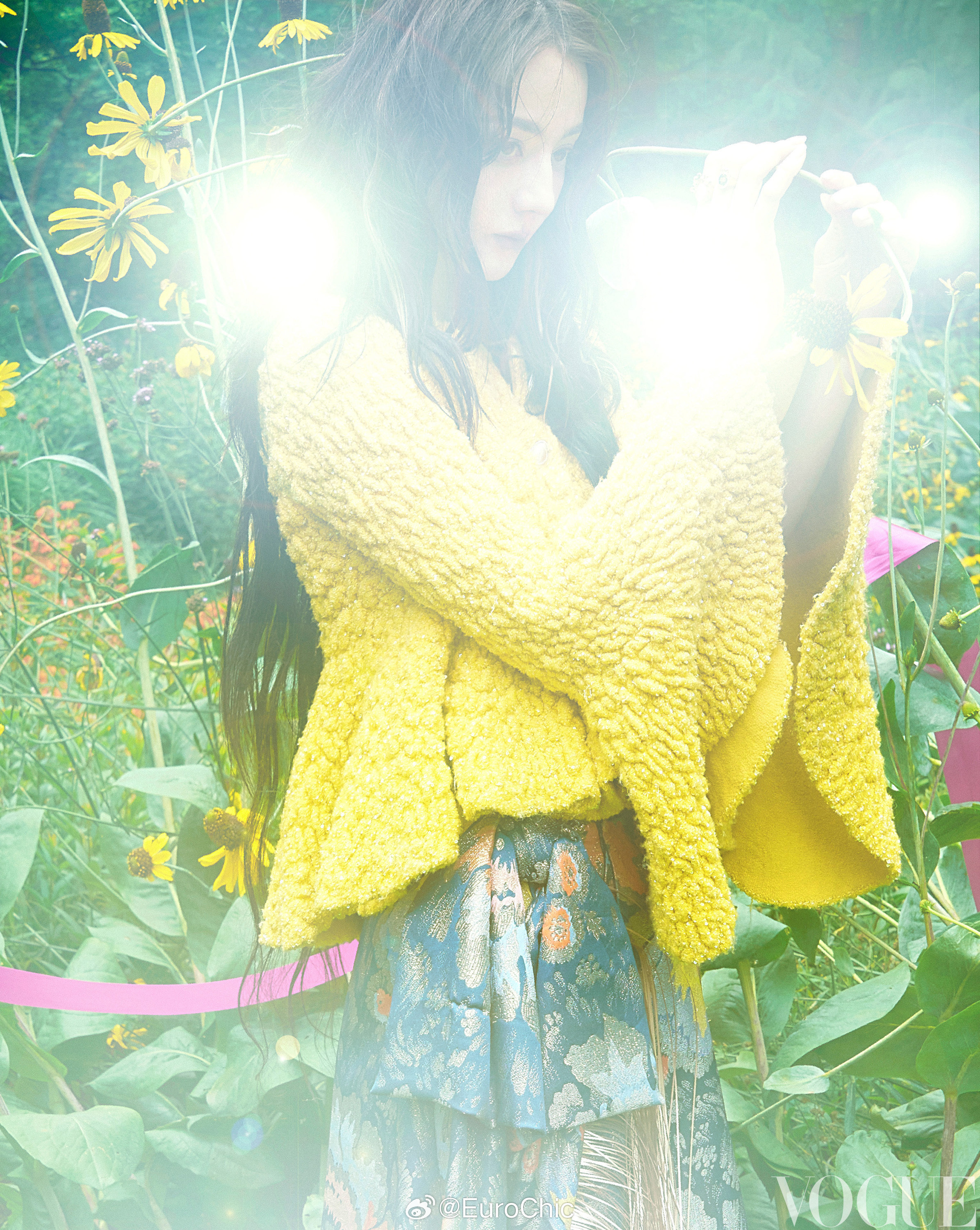 迪丽热巴 x VOGUE大美双封🦋光影作纱，繁花为衬，回眸间美得不真实。夏夜的