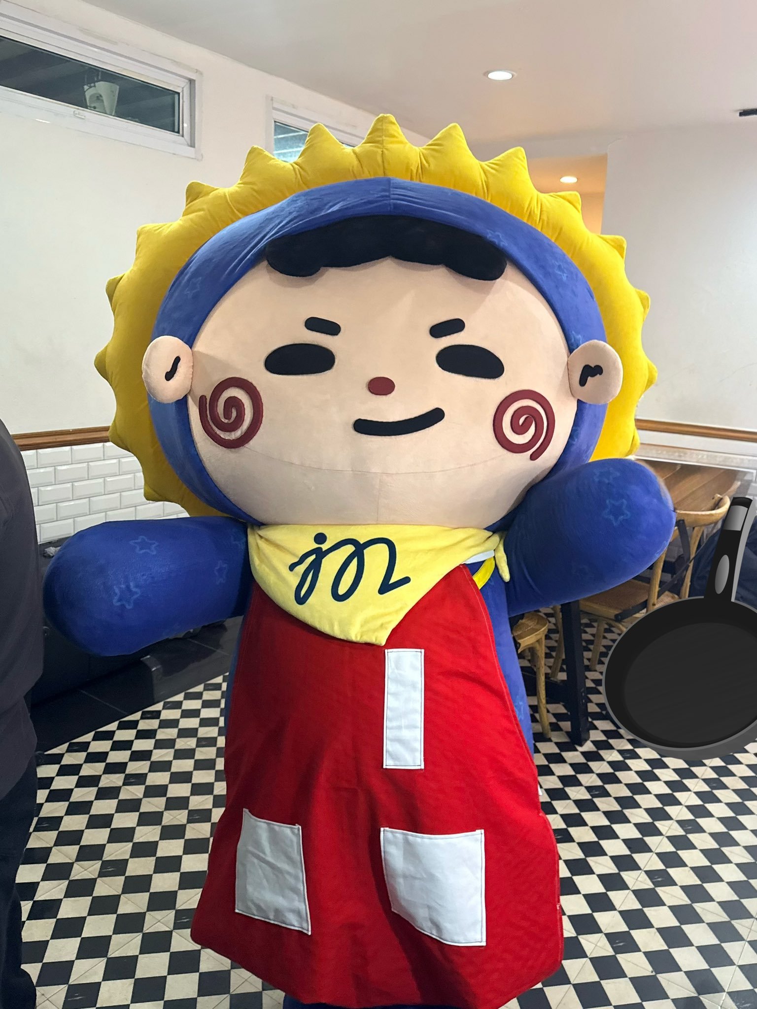 🥧：特别版鸡蛋饼来啦，放蟹柳、放鸡蛋，还要放上帅Tee一起搅拌一下哦👨🏻‍