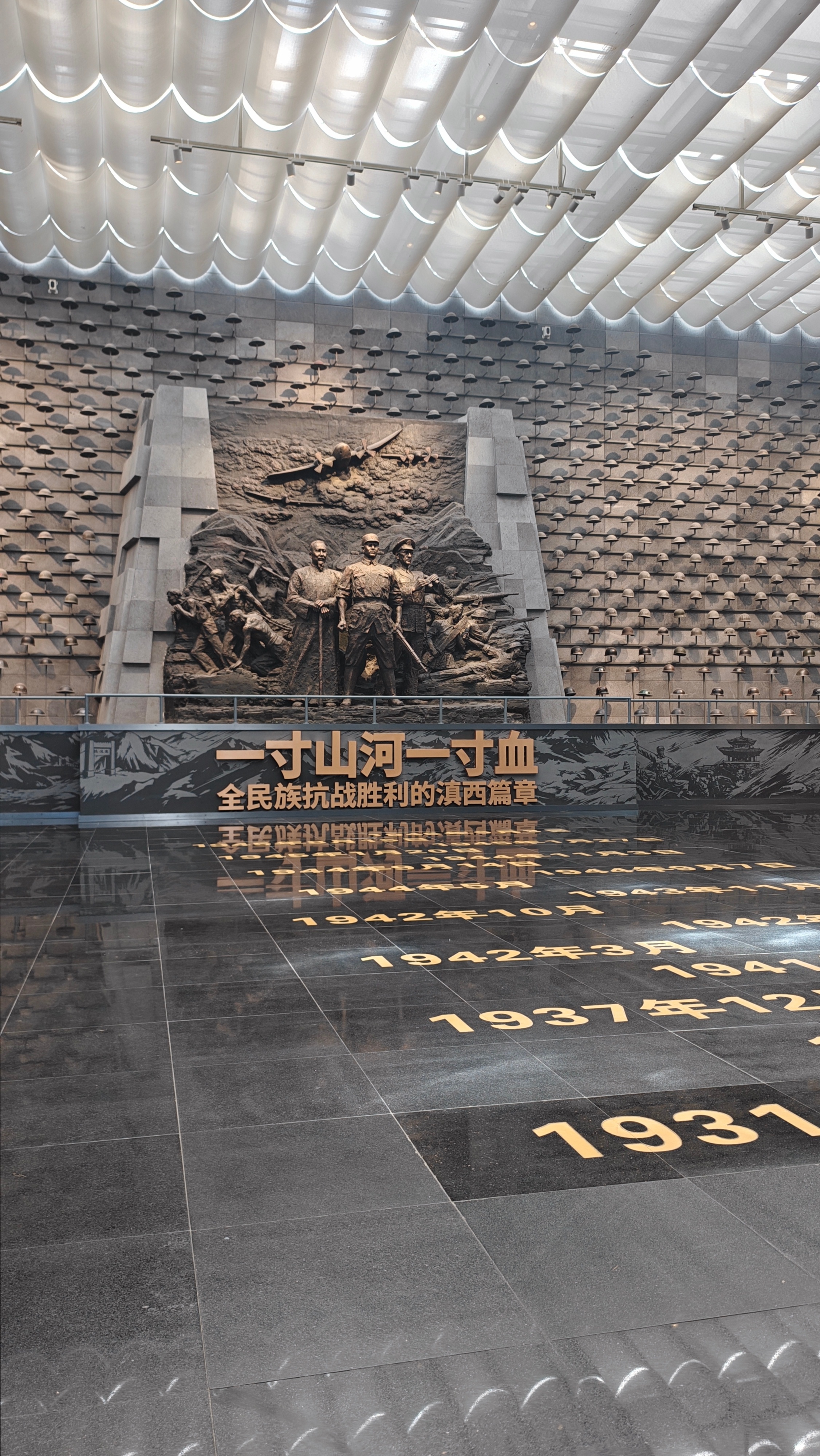 第一次来腾冲，第一个去的地方必须是这：滇西抗战纪念馆及国殇墓园。碧血千秋这四个字