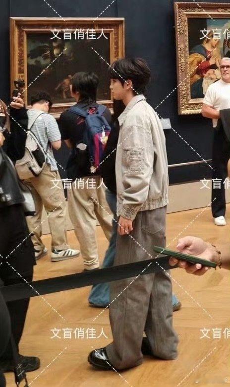 穆祉丞去卢浮宫了卢浮宫偶遇穆祉丞 卢浮宫遇见少年穆祉丞，路人实拍太有灵气，清爽干