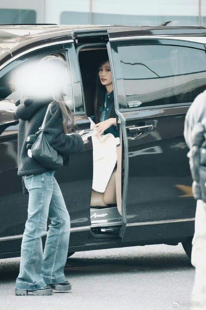 路透里的黄婷婷，简约穿搭掩不住的好状态。解约后专注于演戏，如今站上竞技舞台直面导