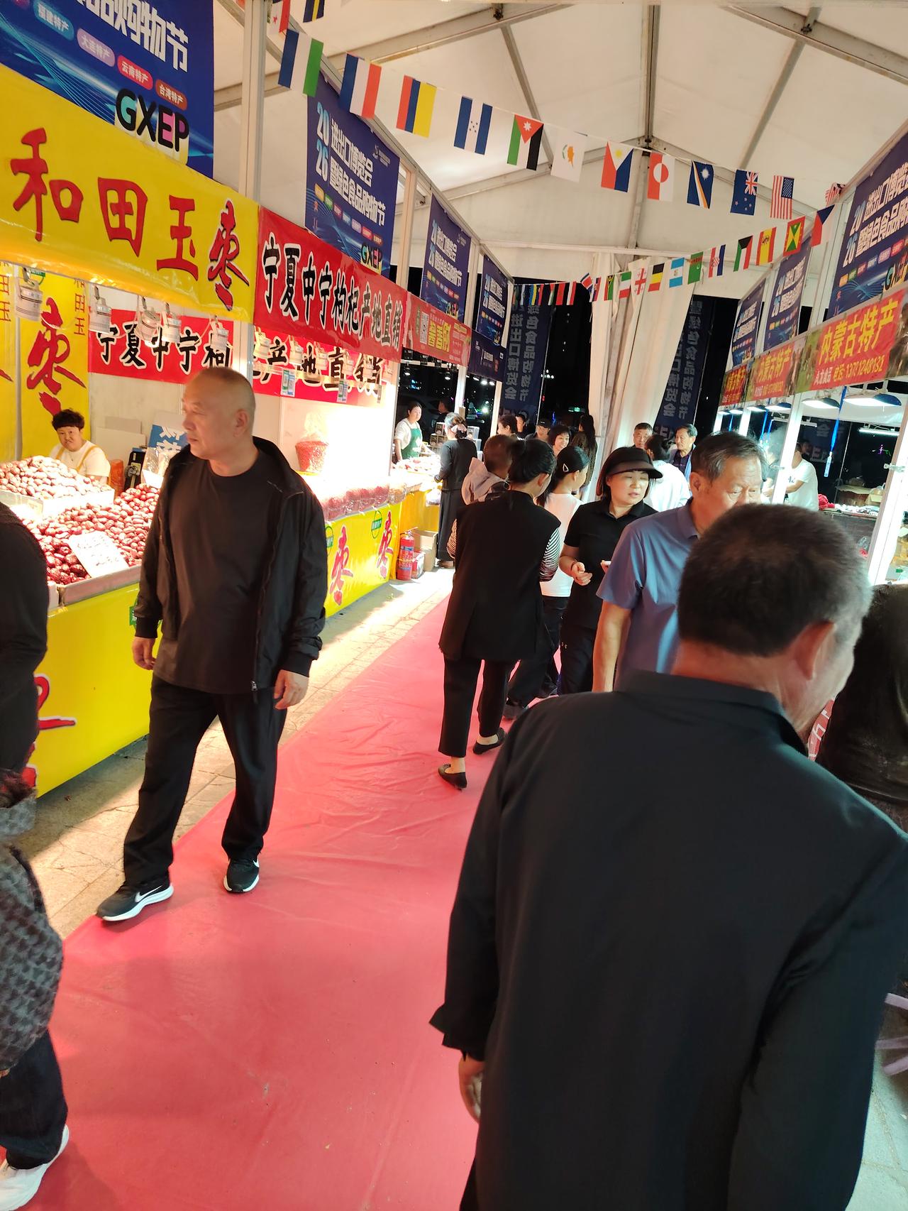 各地特色商品席卷海城市开发区，头一天人流还是可以的，不知道会坚持多久？