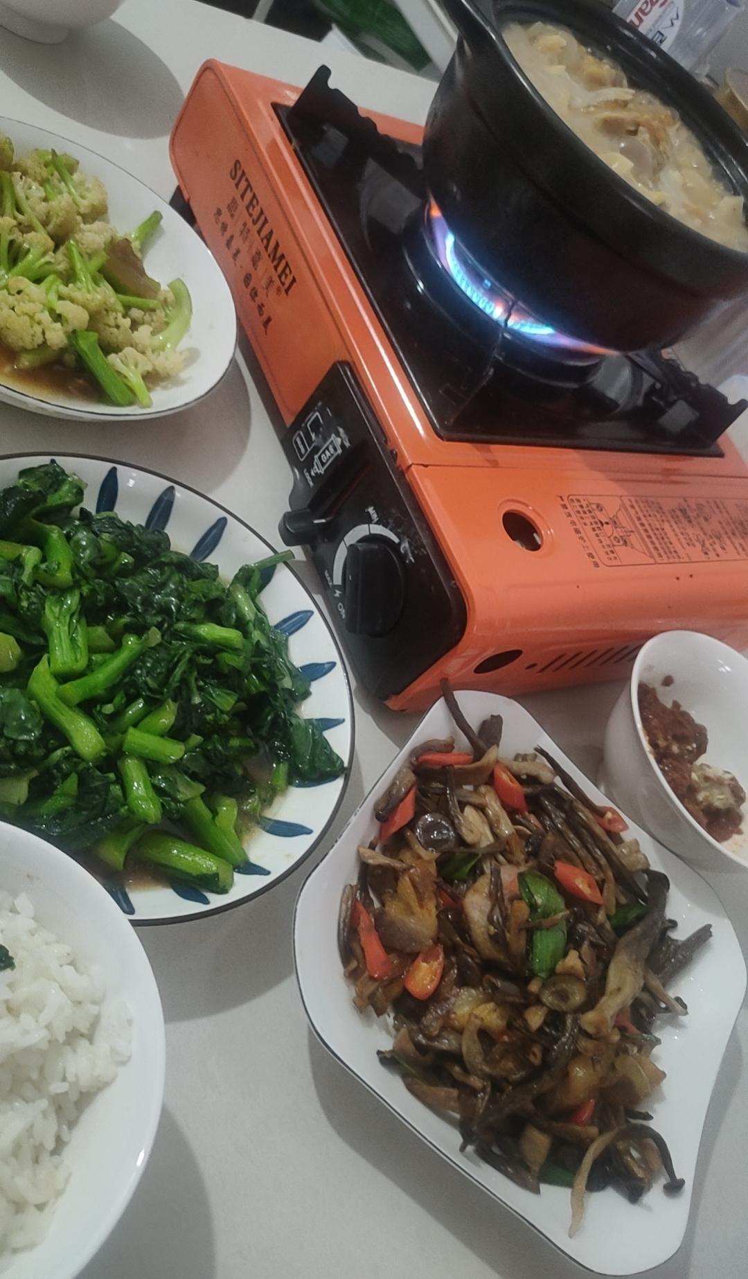 女人这辈子，最该刻进骨子里的本事，就是悄悄给自己存钱。
 
别再轻信甜言蜜语里的