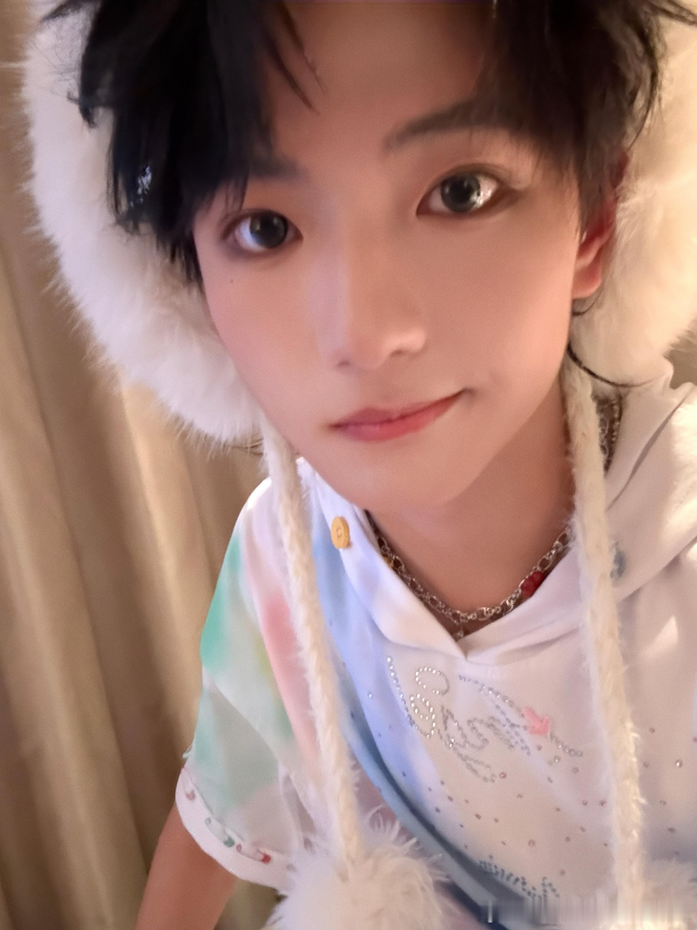 穆祉丞发了演唱会灯牌合照拍立得📸 ​​​