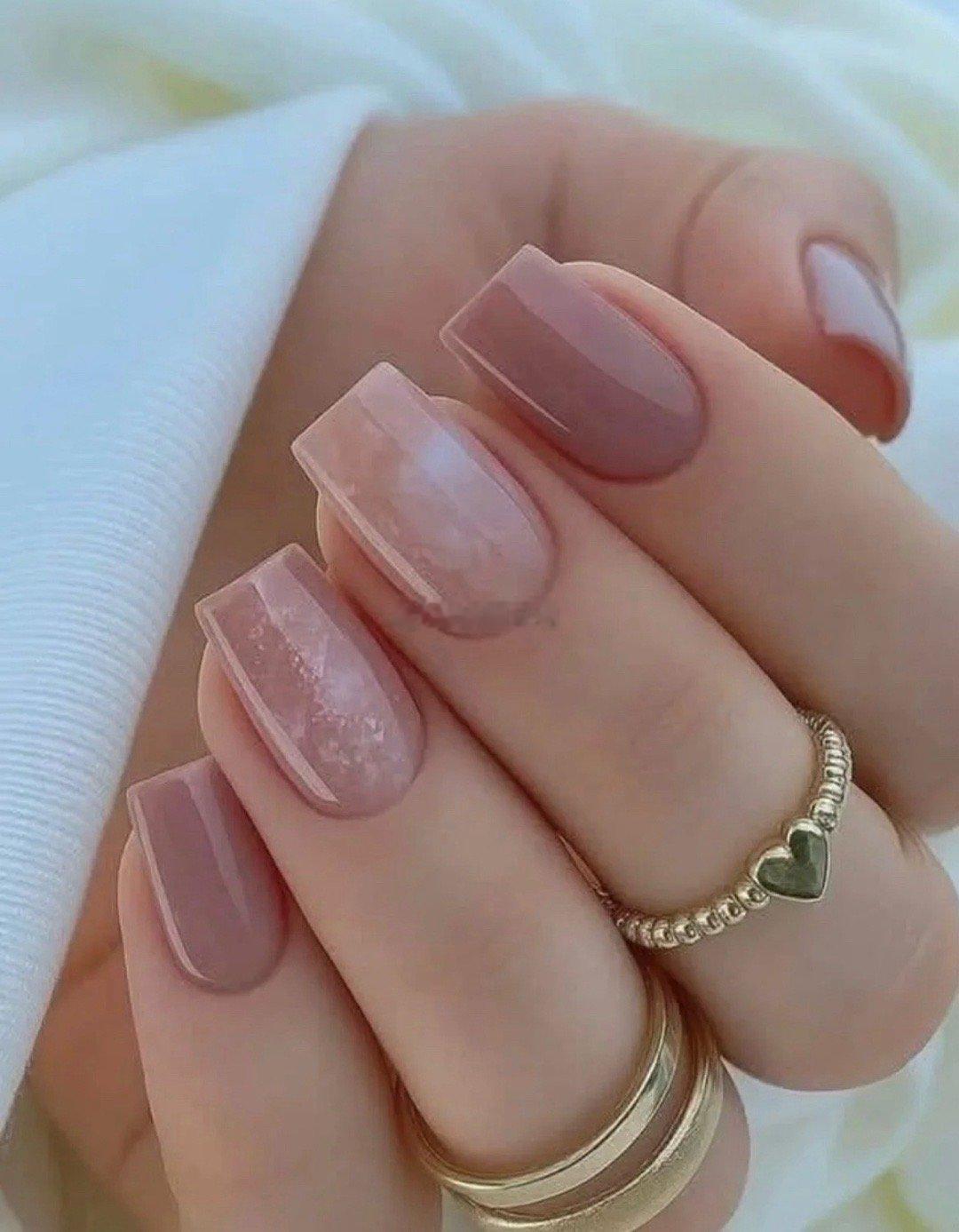 都说今年是午马年，火旺不宜太多红色，那就做个粉粉嫩嫩的美甲过年吧！美甲师最无助的