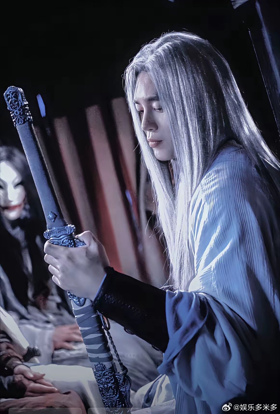 还得是于适，这种中分长直发造型真不是随便哪个男演员可以驾驭的，上次看到留这种发型