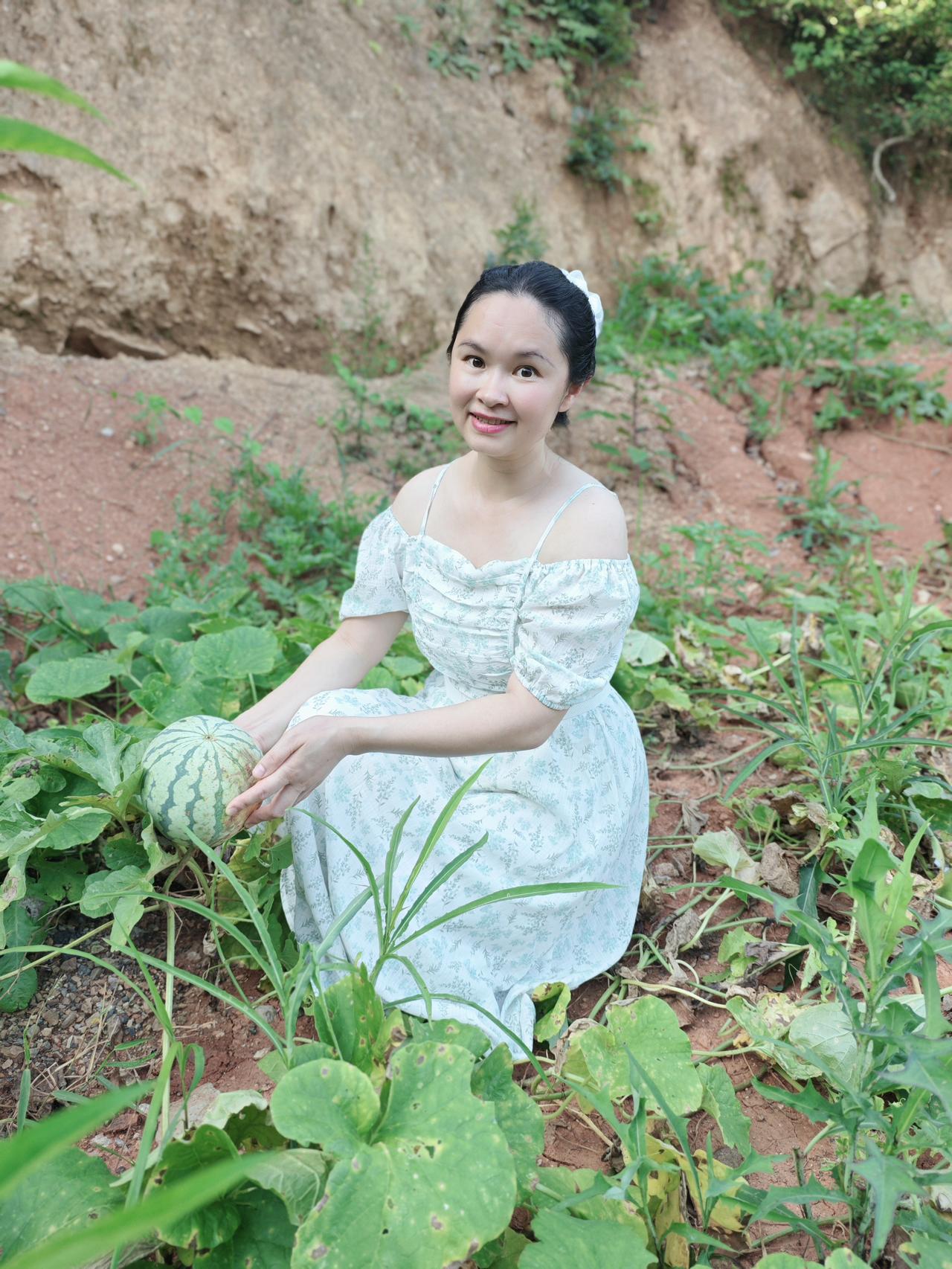 偷取老爸瓜田里的一抹盛夏甜。

红土生瓜，热风入怀，数蔓青藤，枚枚圆瓜。

人间