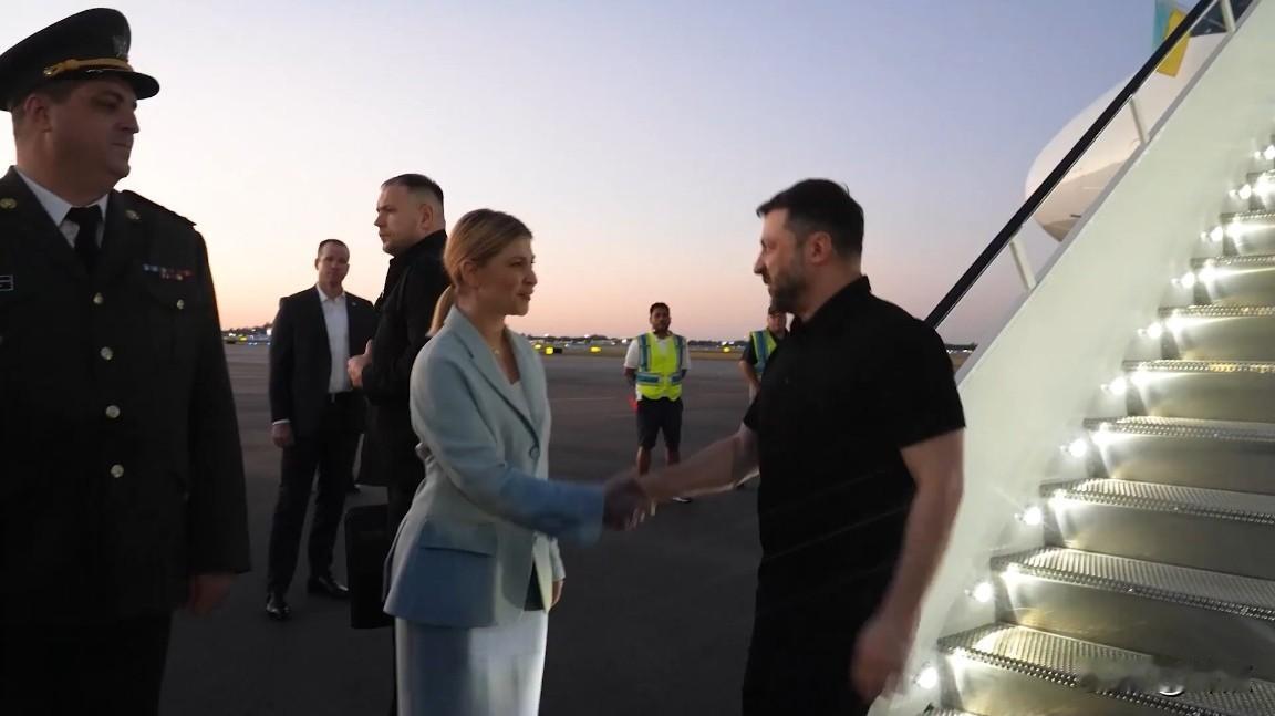 泽连斯基到美国了，特朗普依然没有派代表团接他。

当地时间12月28日，泽连斯基